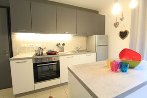 Kühlschrank, Mikrowelle, Ofen, Herdplatte