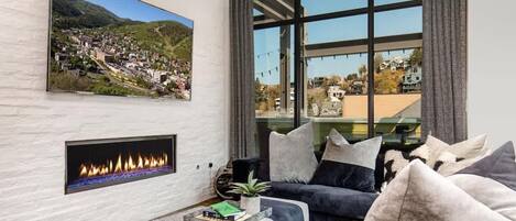 Televisión, chimenea y oficina