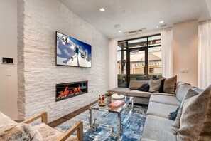 Televisión, chimenea y oficina