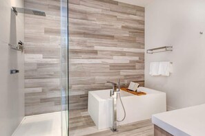 Ensemble baignoire-douche, séchoir à cheveux, shampooing