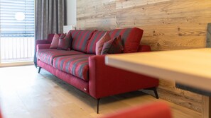 Superior-Apartment | Wohnzimmer | 100-cm-Flachbildfernseher mit Kabelempfang, Fernseher