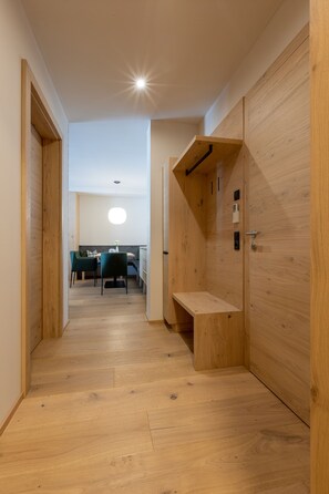 Superior-Apartment | Wohnbereich | 100-cm-Flachbildfernseher mit Kabelempfang, Fernseher