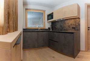 Lägenhet Deluxe | Eget kök | Kylskåp, mikrovågsugn, spishäll och diskmaskin