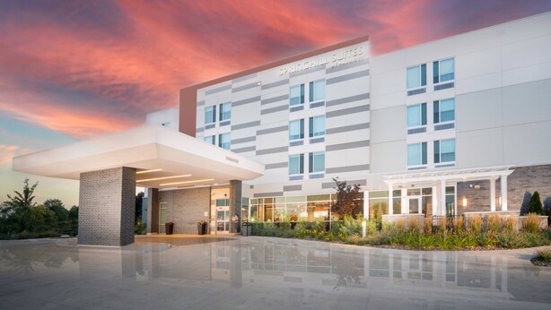 A modern hotel with a flat roof and a large entrance area. - SpringHill Suites by Marriott Kenosha (Kenosha)