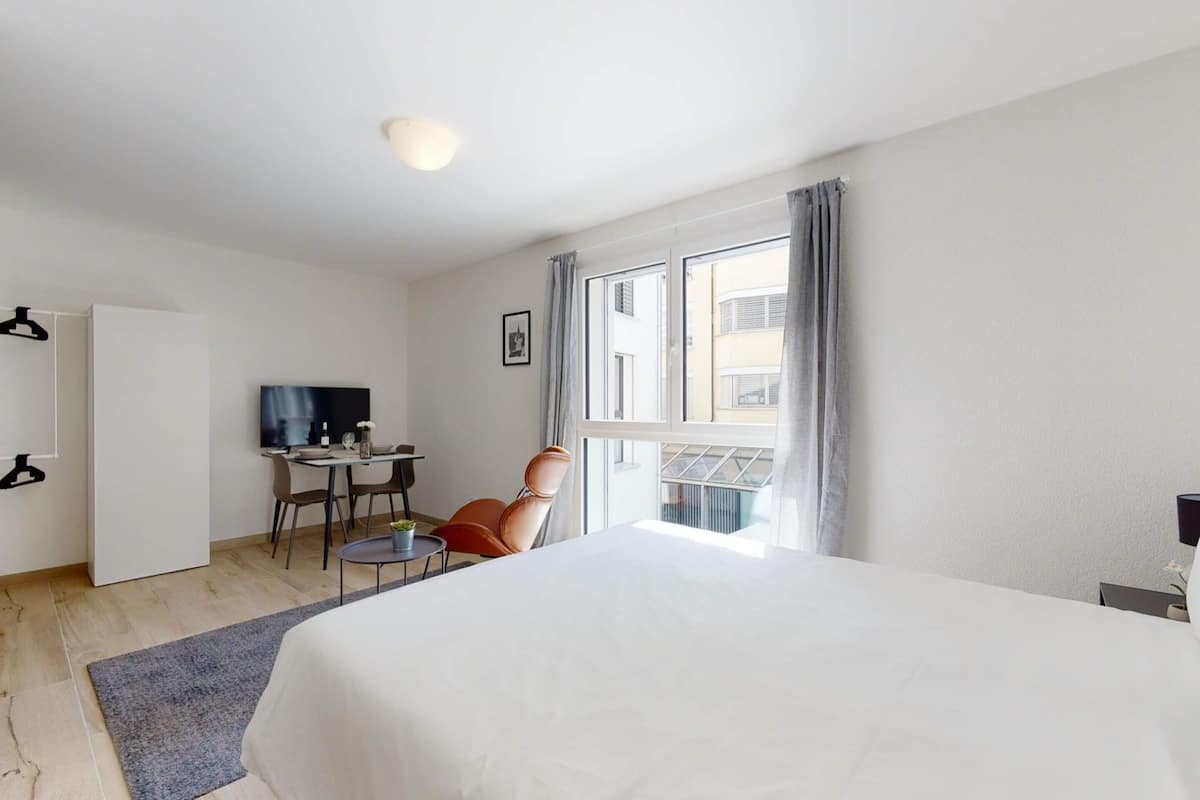 59 bedrooms, laptop workspace, iron/ironing board, bed sheets