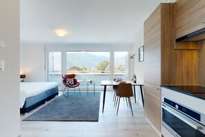 Studio cơ bản, 1 giường cỡ queen | 59 phòng ngủ, khu vực làm việc phù hợp cho laptop 