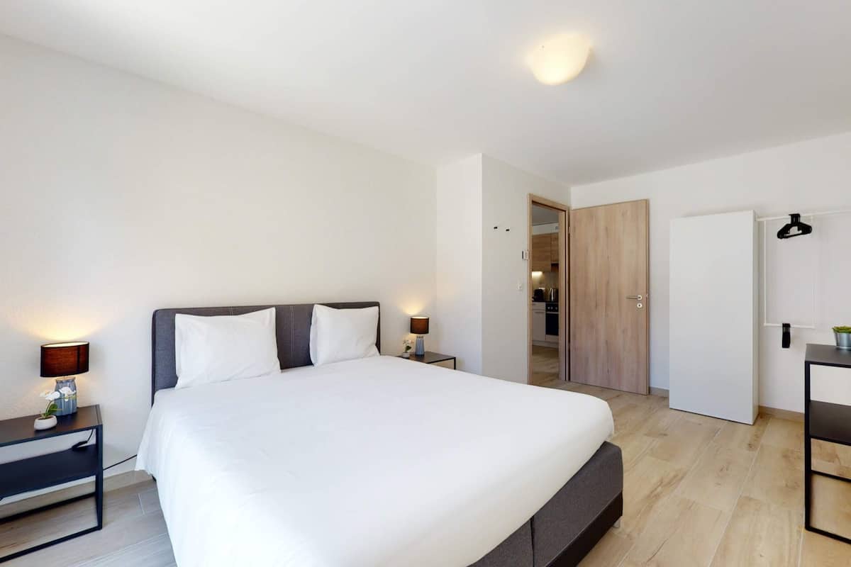 59 bedrooms, laptop workspace, iron/ironing board, bed sheets