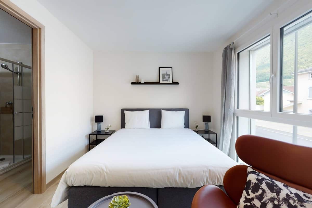 59 bedrooms, laptop workspace, iron/ironing board, bed sheets