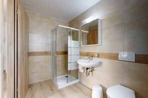 Douche, serviettes fournies, savon, shampoing