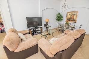 House, 4 Bedrooms | Living area