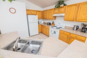 House, 4 Bedrooms | Private kitchen