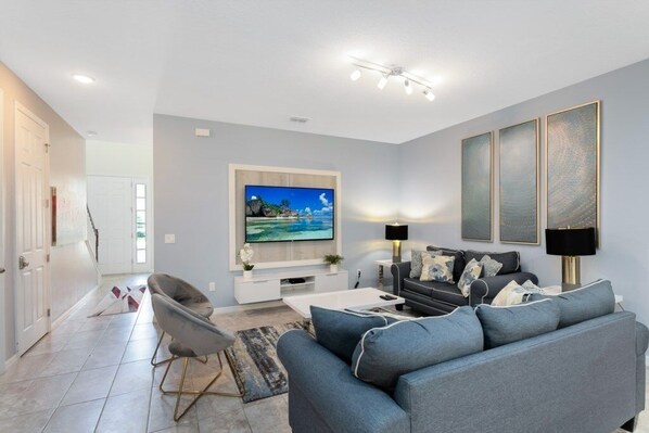 Residenza, 4 camere da letto | Area soggiorno | TV