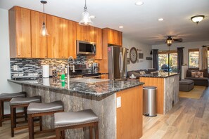 Condo, 2 habitaciones | Cocina privada | Refrigerador, microondas, horno y cafetera y tetera 