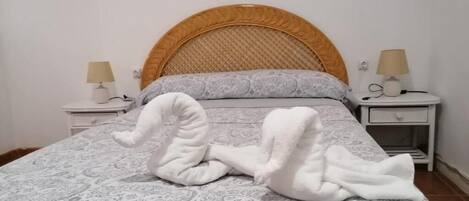 Iron/ironing board, bed sheets