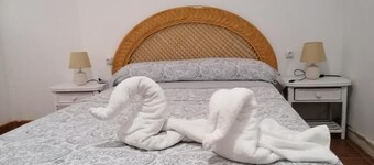 Habitación matrimonial en un bajo baño compartido Areas compartidas