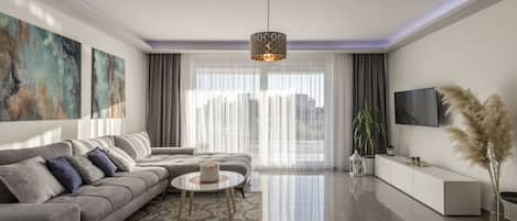 Een smart-tv, een open haard en boeken