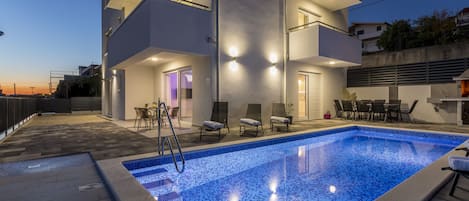 Utomhuspool och uppvärmd pool