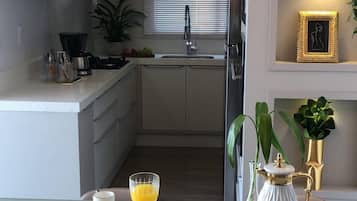 Geladeira, micro-ondas, fogão, cooktop