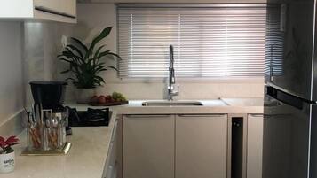 Geladeira, micro-ondas, fogão, cooktop