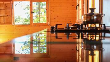 Een koelkast, een magnetron, een oven, een kookplaat