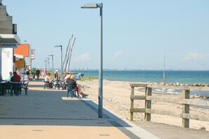 Una spiaggia nelle vicinanze, lettini da mare