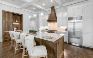 冷蔵庫、電子レンジ、オーブン、コンロ