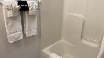 Ensemble douche/baignoire, sĂšche-cheveux, serviettes fournies, savon