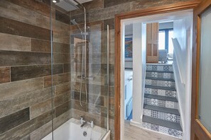 Casa | Baño | Tina con regadera y toallas 
