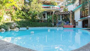 Ulkouima-allas avoinna 9.00–22.30, aurinkovarjoja, aurinkotuoleja