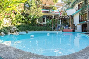 Piscine extérieure, parasols de plage, chaises longues