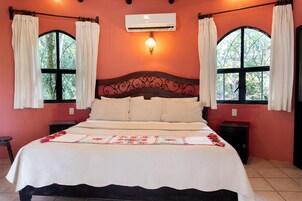 Honeymoon Studio Suite, Mountain View (Linda vista #1) | Egyptian cotton sheets, premium bedding, individually decorated