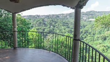 Suite estudio de luna de miel, vista a la montaña (Flor de liz #1) | Terraza o patio
