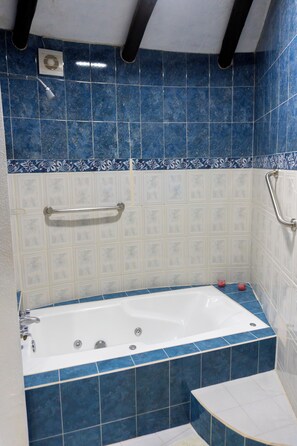 Suite Studio Lune de Miel, vue montagne (Linda vista #1) | Salle de bain | Chauffage par le sol (salle de bains), serviettes fournies, savon