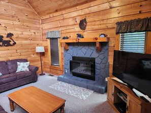 Smart TV, fireplace, DVD player - Story Brook: Easy Access Winter Roads! Close to Dollywood, State Park, and more! (Sevierville)