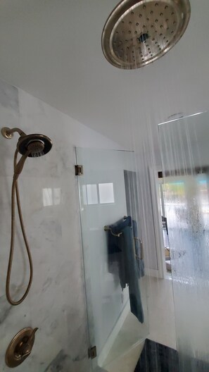 Baignoire, sèche-cheveux, serviettes fournies, savon