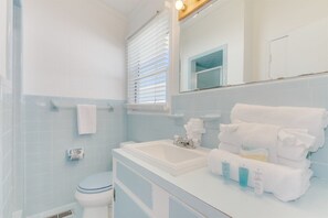 House | Bathroom | Hair dryer, towels