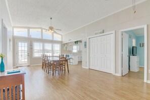 House | 3 bedrooms, desk, iron/ironing board, free WiFi
