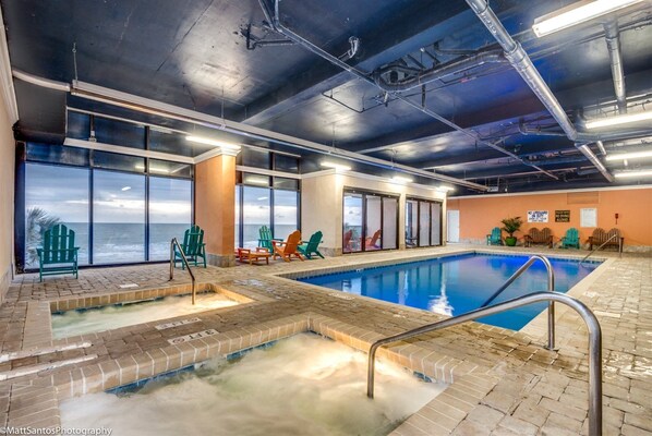 Inomhuspool och utomhuspool