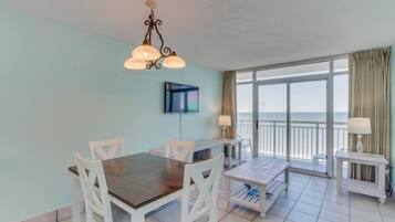 Condo, 2 Bedrooms, Balcony, Ocean View (751) | Ruang tamu | TV