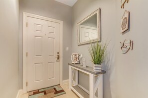 Condo, 2 Bedrooms, Balcony, Golf View (104 Cypress Point Ct - 203A) | Interior