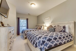 Condo, 2 habitaciones, balcón, vista al campo de golf (104 Cypress Point Ct - 203A) | 2 habitaciones, escritorio, cuna de viaje y wifi gratis