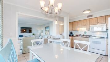 Condo, 2 habitaciones (A-211) | Cocina privada | Refrigerador, microondas, cafetera y tetera y utensilios de cocina