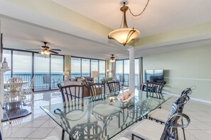 Penthouse, 4 slaapkamers, balkon (1701) | Privékeuken | Een koelkast, een magnetron, een kookplaat