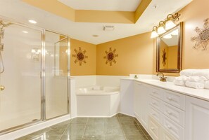 Penthouse, 4 phòng ngủ, ban công (1701) | Phòng tắm | Máy sấy tóc, khăn tắm 