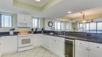 Penthouse, 4 Bedrooms, Balcony (1701) | Private kitchen | Fridge, microwave, stovetop, coffee/tea maker