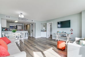 Condo, 2 habitaciones, balcón, vista parcial al océano (2651) | Sala de estar | Televisión y reproductor de DVD 