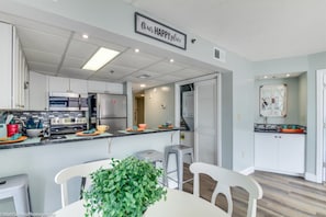 LÀgenhet - 2 sovrum - balkong - viss havsutsikt (2651) | Eget kök | KylskÄp, mikrovÄgsugn, spishÀll och kaffe- och tebryggare