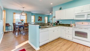 Private kitchen - Ocean Keyes 1701 (North Myrtle Beach)