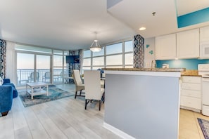 Condo, 2 chambres (533) | Cuisine privée | Réfrigérateur, four à micro-ondes, cafetière-théière