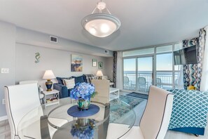 Condo, 2 Bedrooms (533) | Living room